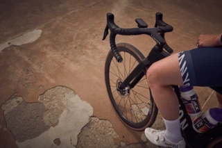 Vorderrad eines Rennrades bei Roubaix