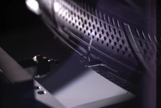 AERON/TPU-Schlauch im Durchstichtest. Mit einer Nadel wird durch den mantel gestochen.