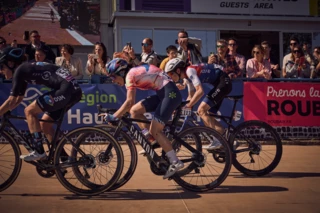 Rennfahrerinnen bei Roubaix