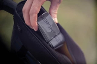 AERON/TPU Schlauch wird in einer Oberrohrtasche verstaut