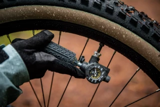 Reifen wird mit einem CO2 Inflator gefüllt