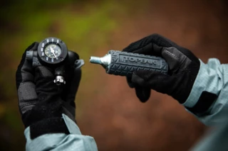 CO2 Kartusche wird in den Inflator eingesetzt