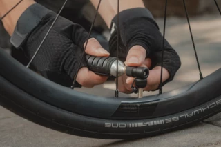 Person gefüllt Reifen mit Hilfe einer CO2 Pumpe