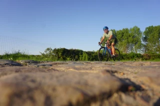 Mann fährt auf steinigem Weg bei Roubaix