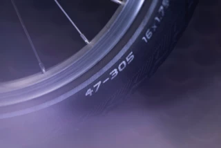 Zu sehen ist ein Fahrradreifen mit Fokus auf der aufgedruckten Reifengröße.