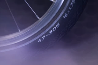 Zu sehen ist ein Fahrradreifen mit Fokus auf der aufgedruckten Reifengröße.