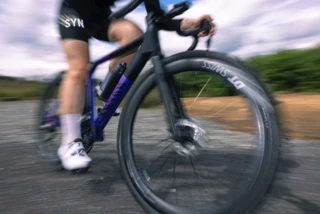 Unscharfe Aufnahme einer Person auf einem Gravelbike