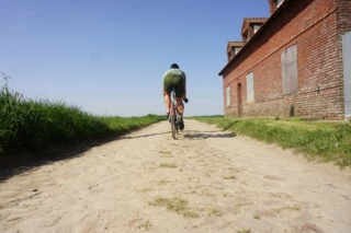 Mann fährt Strecke von Roubaix