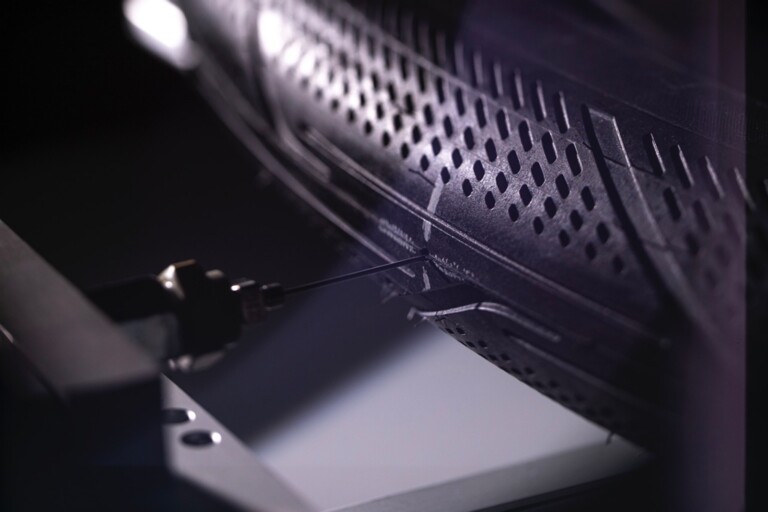 AERON/TPU-Schlauch im Durchstichtest. Mit einer Nadel wird durch den mantel gestochen.